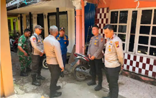 Tim gabungan TNI, Polri, BPBD, Damkar Kabupaten Indragiri Hilir bersama masyarakat melakukan penanganan dan penyisiran lokasi menyusul kemunculan monyet liar yang meresahkan warga di kawasan Parit 13, Jalan Pangeran Hidayat, Tembilahan. (Foto Dok. Polda Riau)