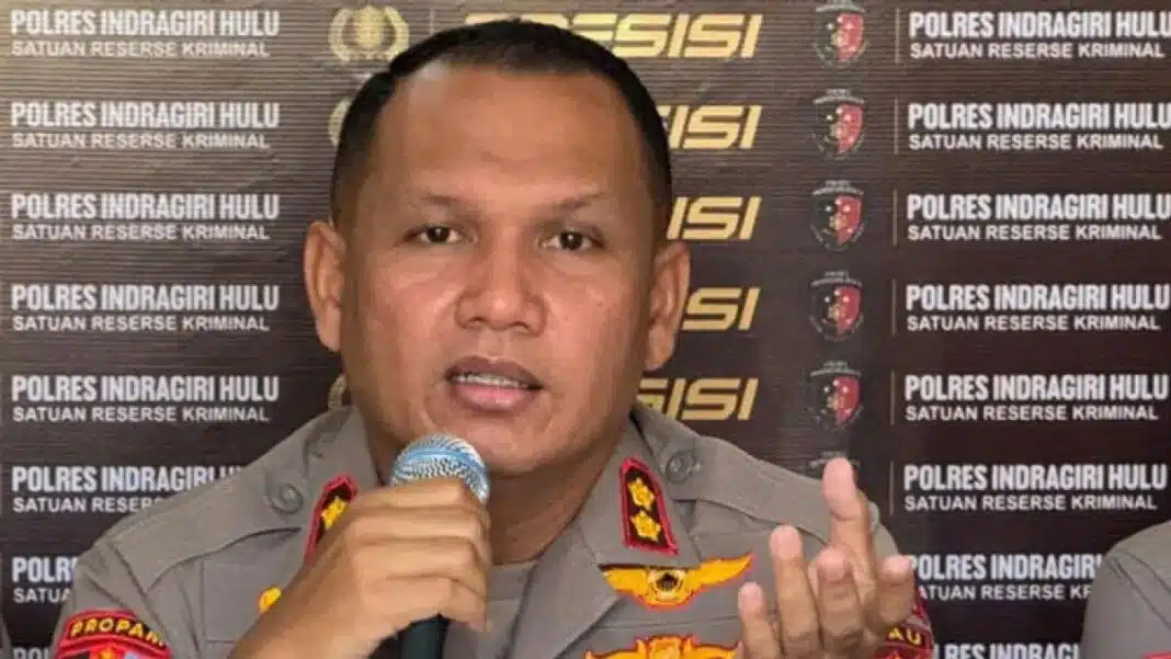 Polres Indragiri Hulu mengamankan dua pria yang diduga terlibat peredaran narkotika dalam sepekan. Salah satu tersangka merupakan residivis kasus narkotika, sementara tersangka lainnya bekerja sebagai petani kelapa sawit. (Foto Dok. Humas Polda Riau)