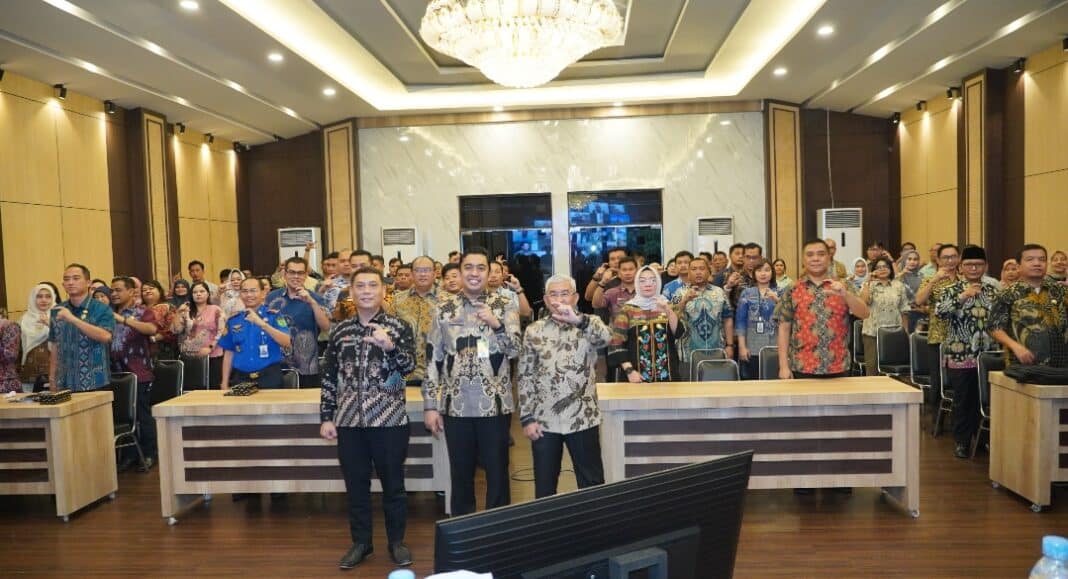 Plh Sekda Kota Medan Erfin Fahrurrazi membuka sosialisasi Permendagri Nomor 2 Tahun 2026 yang digelar Dinas Kominfo Kota Medan di Balai Kota Medan, Kamis (6/8/2026).
