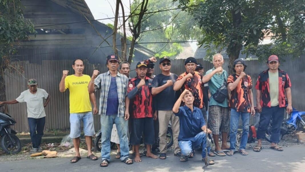 Pemuda Pancasila Anak Ranting 05 Kelurahan Rengas Pulau, Kecamatan Medan Marelan, bergotong royong membersihkan pinggir jalan dan parit di sepanjang Jalan M. Basir, Minggu (16/8/2026).