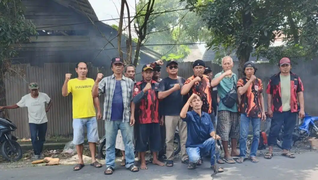 Pemuda Pancasila Anak Ranting 05 Kelurahan Rengas Pulau, Kecamatan Medan Marelan, bergotong royong membersihkan pinggir jalan dan parit di sepanjang Jalan M. Basir, Minggu (16/8/2026).
