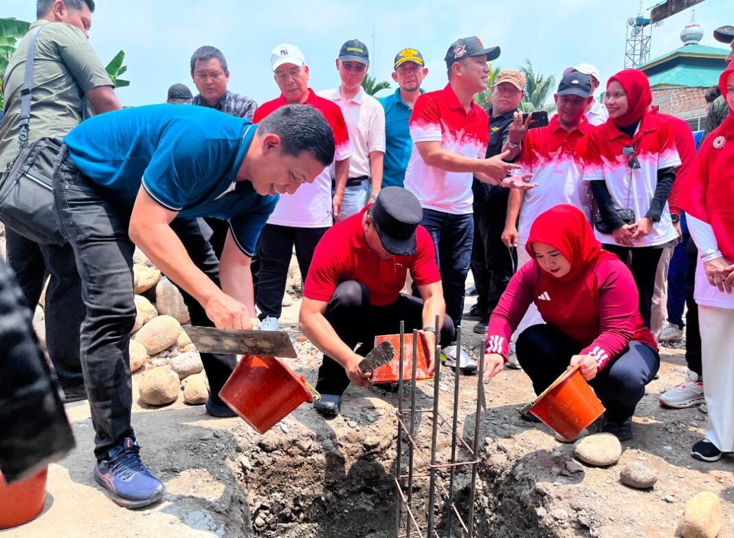 Bupati Deli Serdang Asri Ludin Tambunan bersama perwakilan CitraLand dan sejumlah pihak melakukan peletakan batu pertama pembangunan fasilitas pendidikan di SD Negeri 106810 Sampali, Kecamatan Percut Sei Tuan, Minggu (23/8/2026).