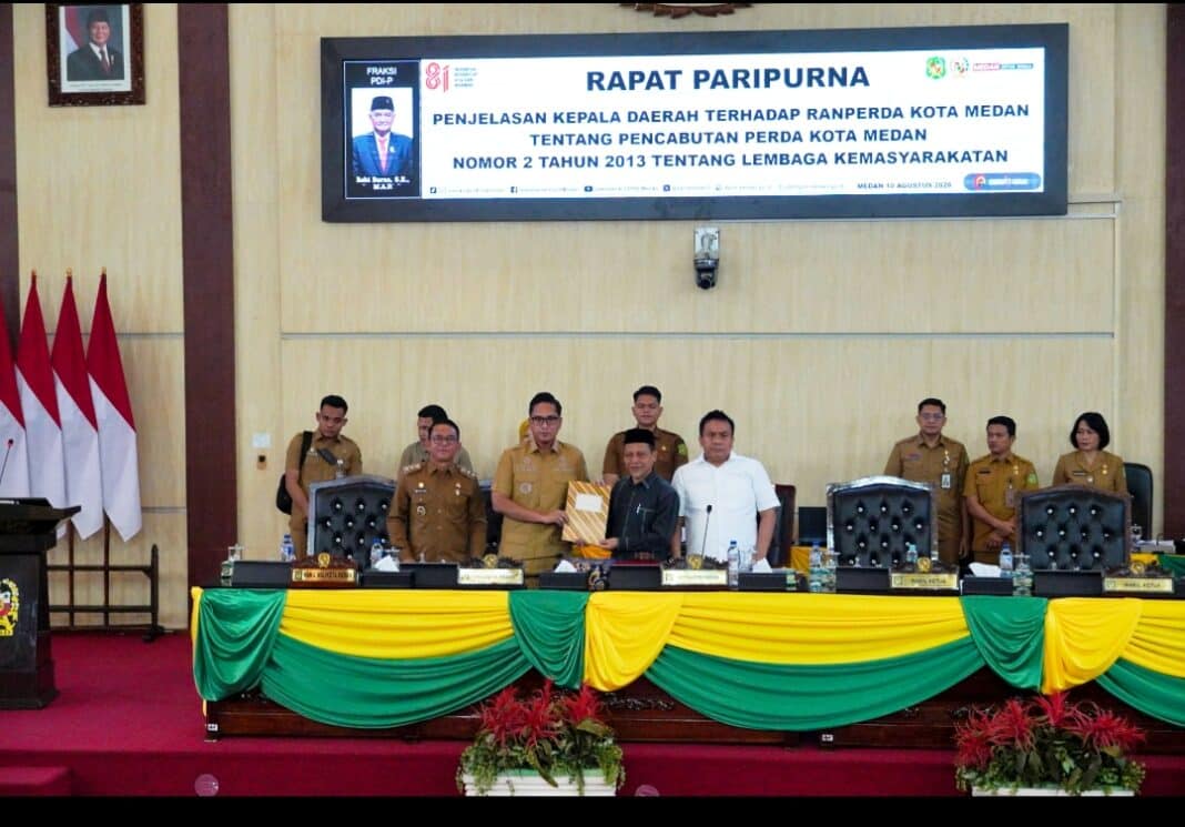 Wali Kota Medan Rico Tri Putra Bayu Waas menyampaikan dorongan pencabutan Perda Nomor 2 Tahun 2013 tentang Lembaga Kemasyarakatan dalam Rapat Paripurna DPRD Kota Medan, Senin (10/8/2026).