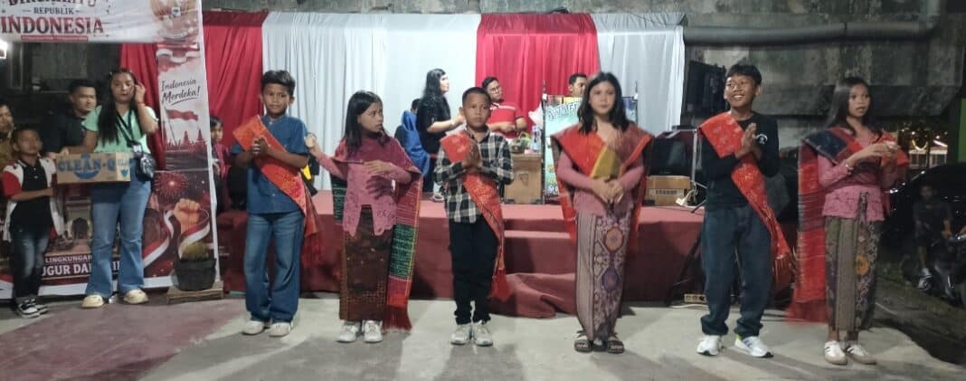 Ratusan warga menikmati pesta rakyat dan berbagai pertunjukan seni dalam rangka memperingati HUT ke-81 Kemerdekaan RI di bawah jembatan rel kereta api, Kelurahan Glugur Darat II, Medan, Sabtu malam (23/8/2026). (Foto Dok. Istimewa deteksi.co)