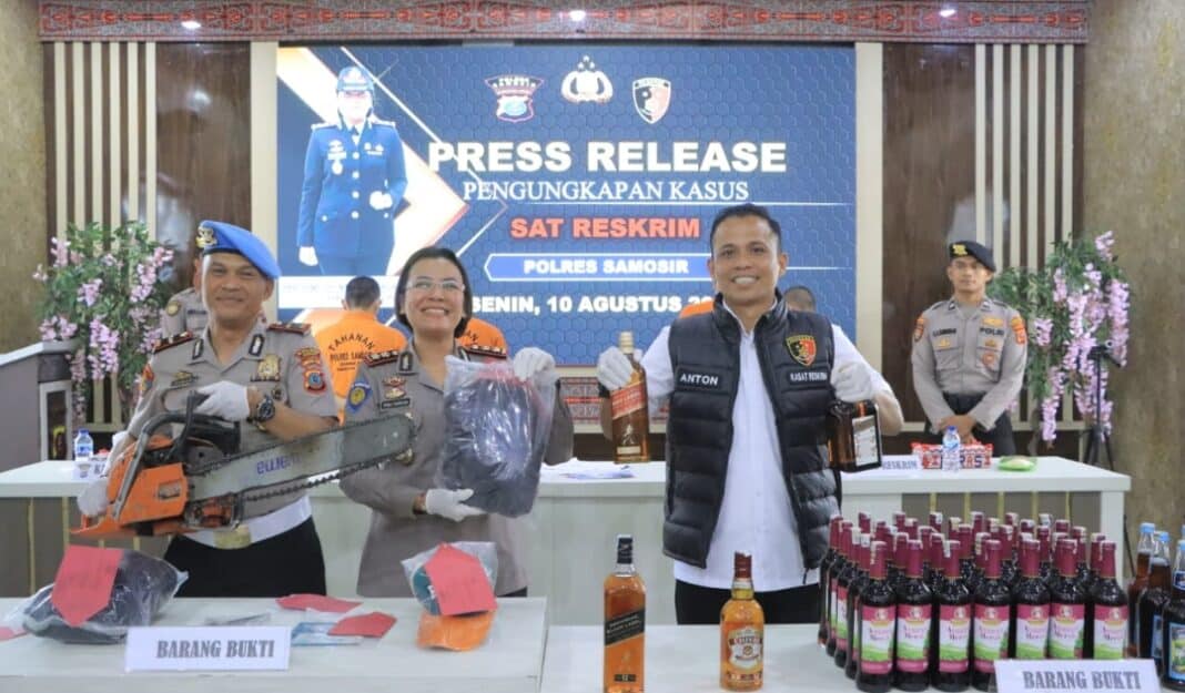 Kapolres Samosir AKBP Rina Sry Nirwana Tarigan memimpin press release pengungkapan tujuh kasus tindak pidana di Aula Pusuk Buhit Polres Samosir, Senin (10/8/2026).