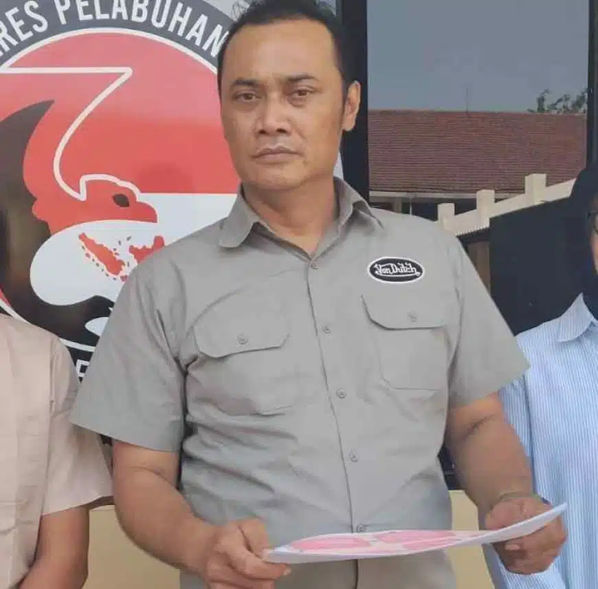 Polisi mengamankan pria berinisial A.T. dalam kasus dugaan peredaran sabu di kawasan Rangkah, Surabaya, bersama barang bukti 28 poket sabu seberat sekitar 15,4 gram. (Foto Dok. Humas Polda Jatim)