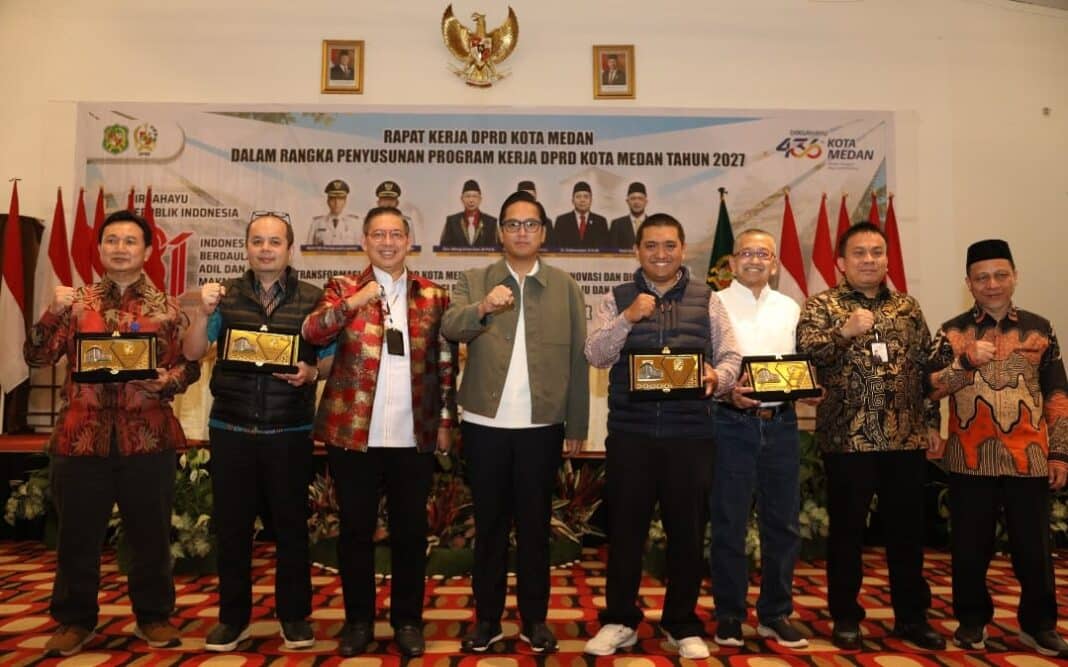 Wali Kota Medan Rico Tri Putra Bayu Waas saat membuka Rapat Kerja DPRD Medan dalam rangka penyusunan program kerja 2027 di The Hill Hotel Resort Sibolangit, Minggu (2/8/2026).