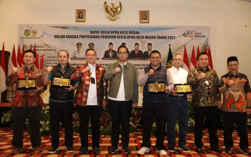 Wali Kota Medan Rico Tri Putra Bayu Waas saat membuka Rapat Kerja DPRD Medan dalam rangka penyusunan program kerja 2027 di The Hill Hotel Resort Sibolangit, Minggu (2/8/2026).