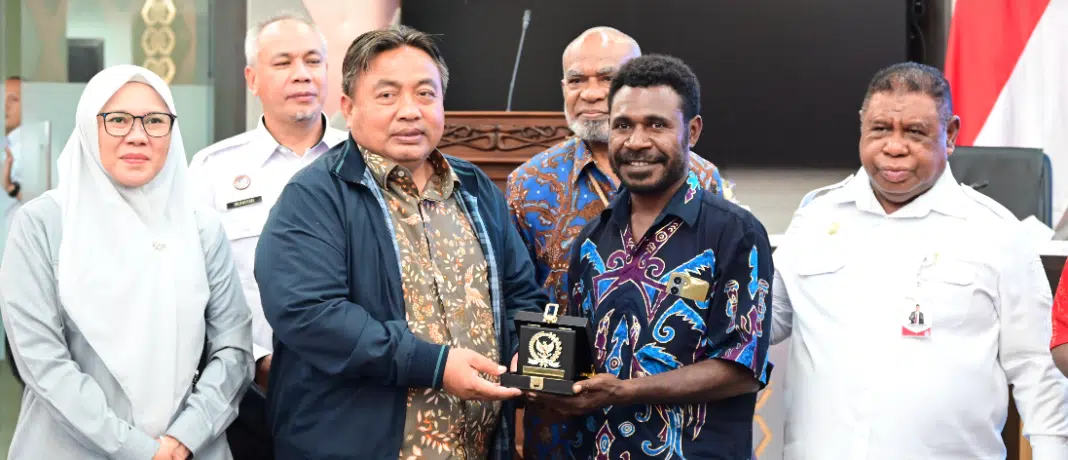 Anggota Baleg DPR RI I Nyoman Parta menyampaikan pandangan terkait penyusunan RUU tentang Masyarakat Adat dalam kunjungan kerja reses Baleg DPR RI di Kantor Gubernur Papua Barat, Manokwari, Rabu (5/8/2026). (Foto Dok. Pun/Andri)