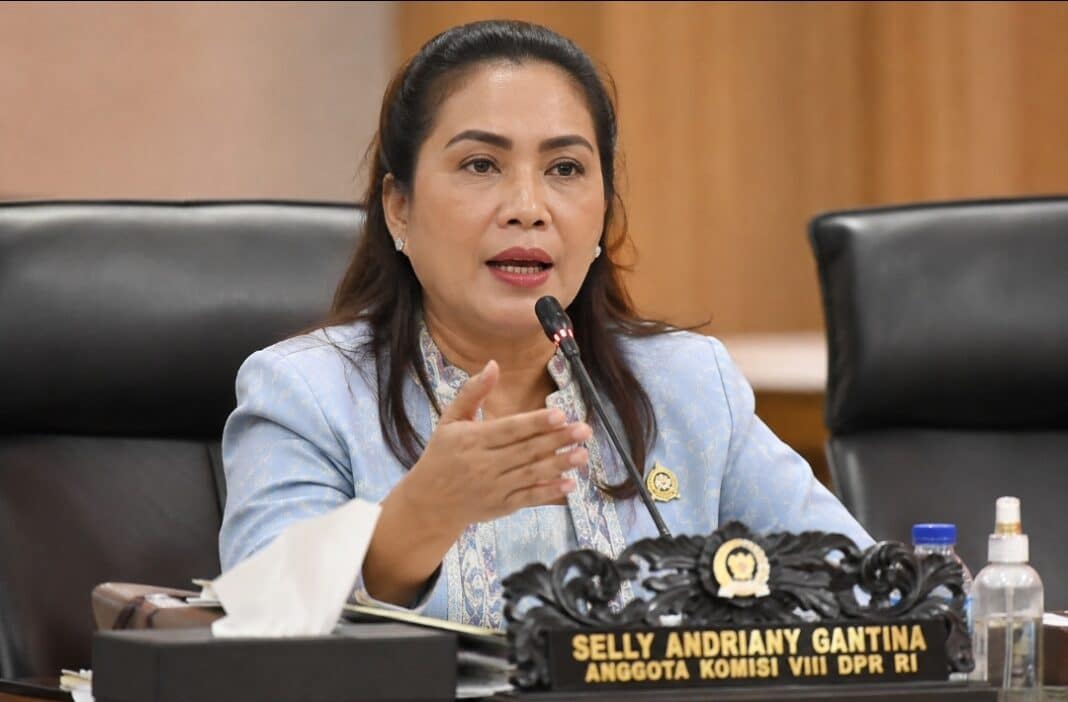 Anggota Baleg DPR RI Selly Andriany Gantina saat kunjungan kerja Baleg DPR RI di Kota Sorong, Papua Barat Daya, Senin (10/8/2026), membahas penguatan hak kolektif perempuan masyarakat adat dalam RUU Masyarakat Adat. (Foto Dok. AI)