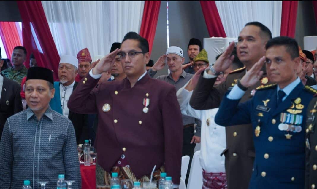 Wali Kota Medan Rico Tri Putra Bayu Waas mengikuti secara live streaming Upacara Peringatan Detik-Detik Proklamasi Kemerdekaan RI ke-81 dari Pendopo Rumah Dinas Wali Kota Medan, Senin (17/8/2026).