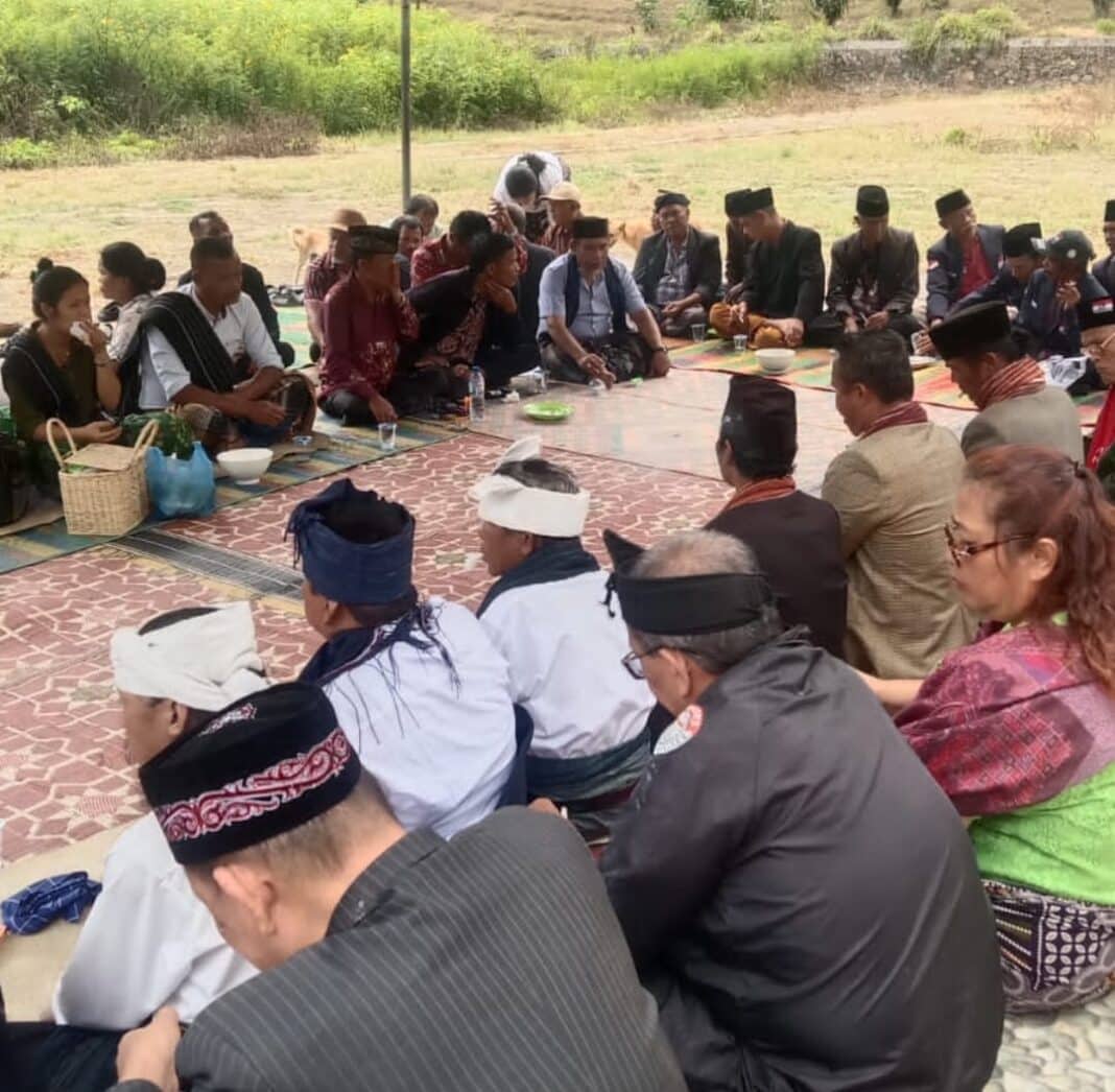 Pegiat budaya dan unsur masyarakat adat Batak dalam rangkaian Ritual Batak di kawasan Batu Hobon, Sianjur Mulamula, Kabupaten Samosir. Ritual tersebut menjadi bagian dari upaya menjaga tradisi dan warisan budaya Batak yang diwariskan secara turun-temurun.