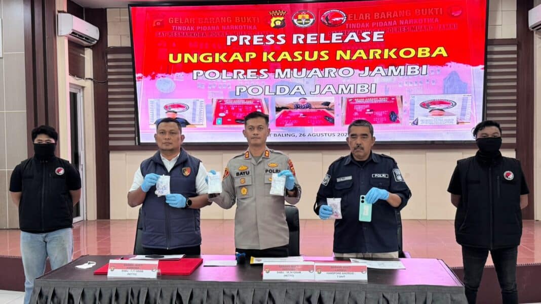 Kapolres Muaro Jambi AKBP Bayu Noormansyah bersama jajaran saat konferensi pers pengungkapan dua kasus dugaan tindak pidana narkotika dengan barang bukti total 26,11 gram sabu di Aula Wirapratama Polres Muaro Jambi, Selasa (26/8/2026). (Foto Dok. Humas Polda Jambi)