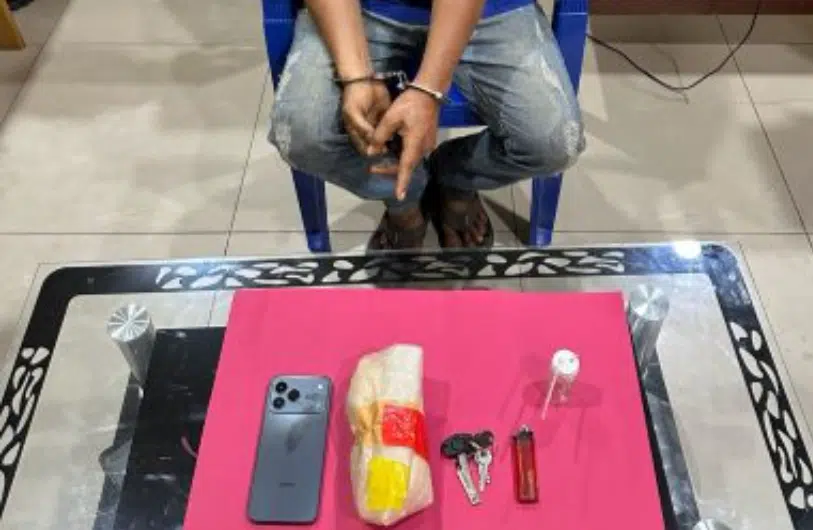 Satresnarkoba Polres Dumai mengamankan seorang pria berinisial F (45) bersama barang bukti sabu dengan berat kotor 691,94 gram dari sebuah rumah di Jalan Nasional, Kelurahan Buluh Kasap, Kecamatan Dumai Timur, Jumat (29/8/2026). (Foto Dok. Humas Polda Riau)