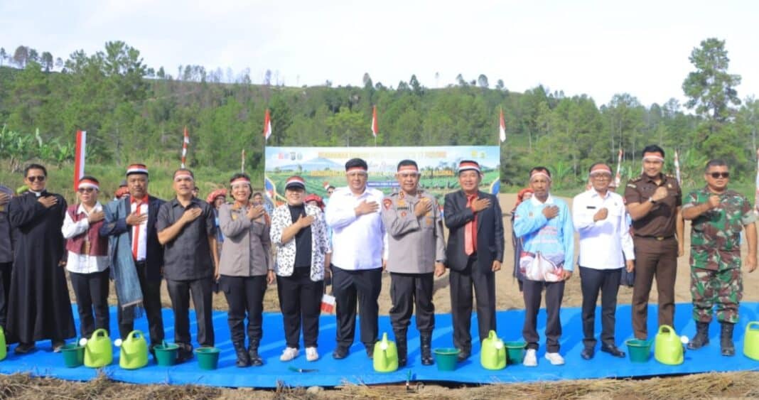 Kapolda Sumatera Utara Irjen Pol. Whisnu Hermawan Februanto memimpin penanaman bawang putih serentak dalam rangka mendukung Program Percepatan Swasembada Bawang Putih Tahun Anggaran 2026 di Desa Maduma, Kecamatan Simanindo, Kabupaten Samosir, Rabu (19/8/2026).