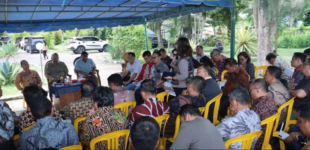Bupati Dairi Vickner Sinaga didampingi Wakil Bupati Wahyu Daniel Sagala dan Sekda Surung Charles Bantjin mendengar paparan para pimpinan OPD tentang pencapaian target kinerja program dan kegiatan tahun anggaran 2026. (istimewa)