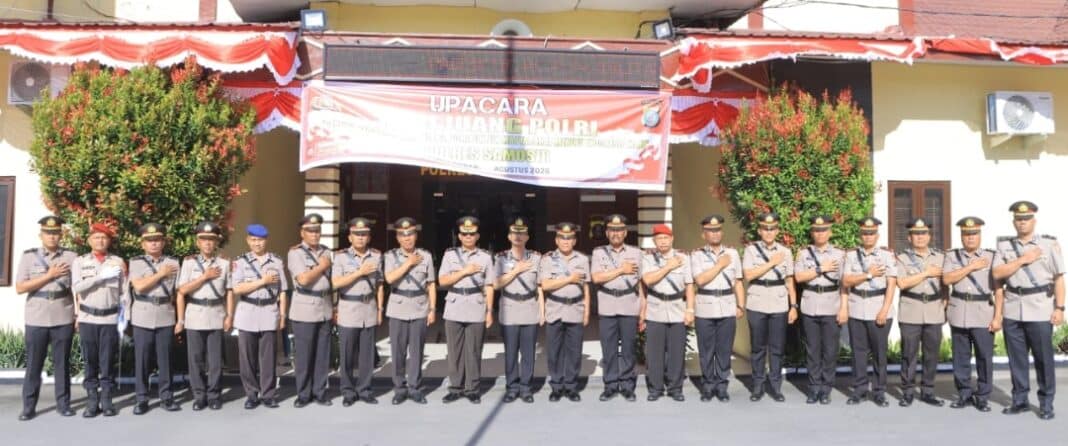 Polres Samosir menggelar Upacara Peringatan Hari Juang Polri Tahun 2026 di Lapangan Apel Mako Polres Samosir, Jumat (21/8/2026) pagi.