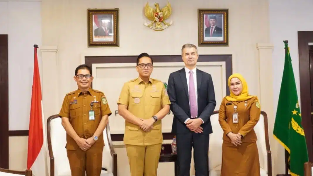 Wali Kota Medan Rico Tri Putra Bayu Waas, menerima kunjungan kehormatan Duta Besar Belgia untuk Indonesia, David Jordens, di Balai Kota, Senin (24/8/2026).