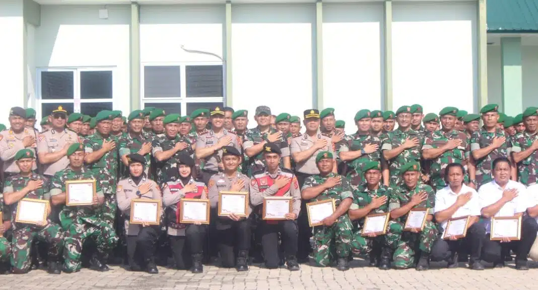 Kapolres Labuhanbatu AKBP Wahyu Endrajaya, S.I.K., M.Si., bersama Dandim 0209/LB Letkol Kav Hanung Kaptiaji, S.Sos., M.I.P., memimpin apel pagi bersama personel Polres Labuhanbatu dan Kodim 0209/LB dalam rangka pemberian penghargaan, bertempat di Lapangan Apel Mako Kodim 0209/LB, Jalan Pramuka, Kelurahan Padang Matinggi, Kecamatan Rantau Utara, Kabupaten Labuhanbatu, Senin (24/8/2026).