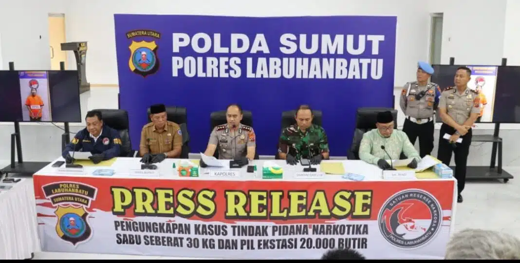 Polres Labuhanbatu berhasil mengungkap kasus tindak pidana penyalahgunaan narkotika jenis sabu dan pil ekstasi dengan barang bukti mencapai 30 kilogram sabu dan 20.000 butir pil ekstasi di pemaparan kasus ini berlangsung di Aula Yanpiter Mako Polres Labuhanbatu (24/08/2026).