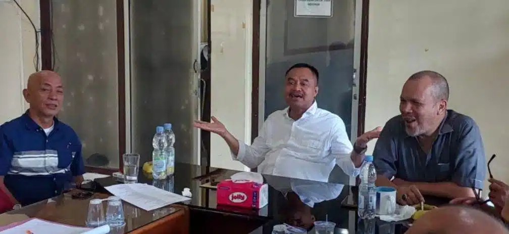 Ketua PWI Sumut H Farianda Putra Sinik SH memimpin rapat persiapan Konferensi PWI Sumut 2026 di Kantor PWI Sumut, Jalan Adinegoro No. 4, Medan, Kamis (27/8/2026). Rapat membahas tahapan verifikasi anggota, penetapan DPT, serta persiapan pendaftaran bakal calon Ketua PWI Sumut dan Ketua DKP PWI Sumut periode 2026-2031.