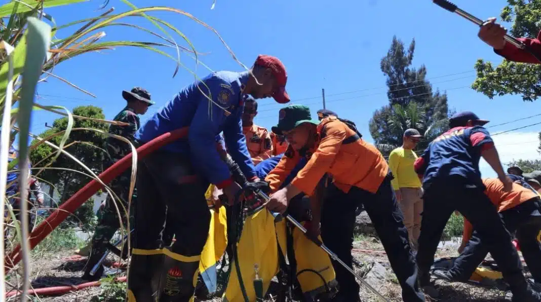 Simulasi operasional penanganan serta gelar kesiapan personel dan peralatan sebagai langkah antisipasi potensi Karhutla dilaksanakan di Kecamatan Silahisabungan Kabupaten Dairi, Jumat (28/8/2026). (Istimewa)