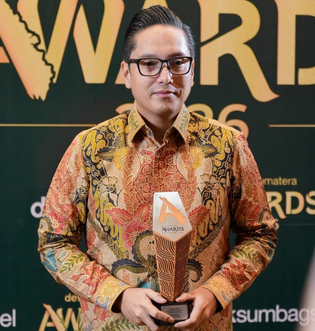 Wali Kota Medan Rico Tri Putra Bayu Waas menerima Anugerah Program Ekonomi Terpuji detikSumatera Awards 2026 kategori Pelopor Digitalisasi dan Transparansi Pajak Daerah di Grand Ballroom Trans Hotel Jakarta, Jumat (28/8/2026)