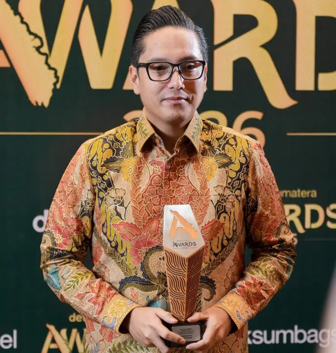 Wali Kota Medan Rico Tri Putra Bayu Waas menerima Anugerah Program Ekonomi Terpuji detikSumatera Awards 2026 kategori Pelopor Digitalisasi dan Transparansi Pajak Daerah di Grand Ballroom Trans Hotel Jakarta, Jumat (28/8/2026)