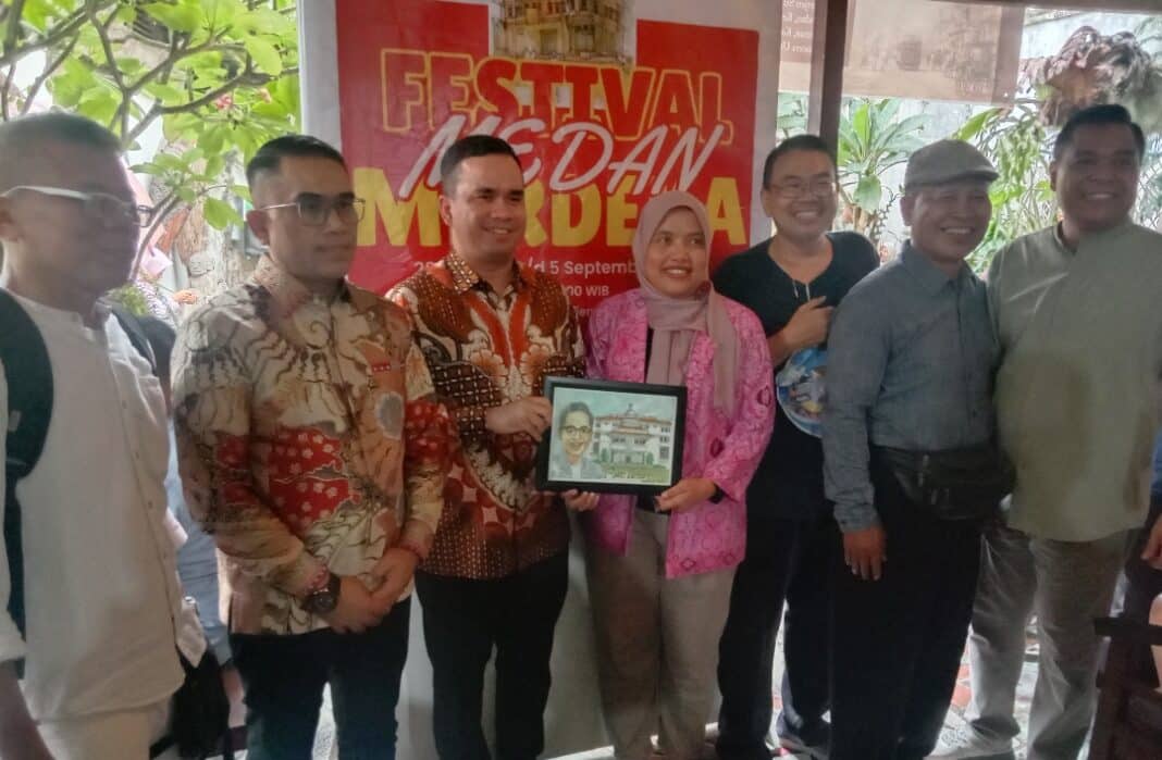 Ketua Persatuan Wartawan Pemko Medan (PWPM) M. Edison Ginting bersama pengurus bidang UMKM mengikuti Bazaar UMKM dalam rangkaian Festival Medan Merdeka di Rumah Budaya Tangga, Jalan Letjen Suprapto No. 11, Medan, Sabtu (29/8/2026).