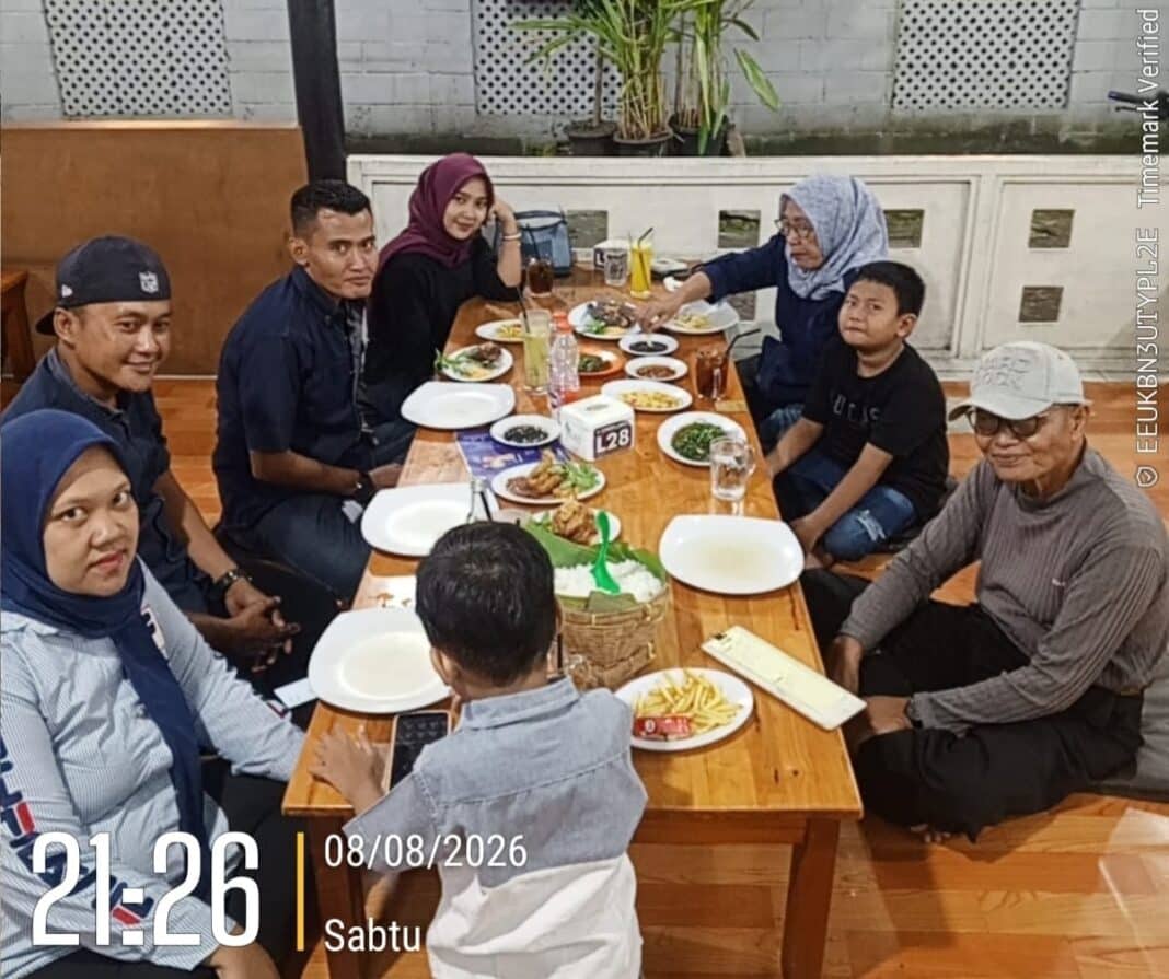 Bagus Try Wahono merayakan ulang tahun ke-38 secara sederhana dengan makan bersama kedua orang tua, calon istri, keponakan dan kerabat di Ayam Penyet Cindelaras, Jalan Teladan, Medan, 8 Agustus 2026.