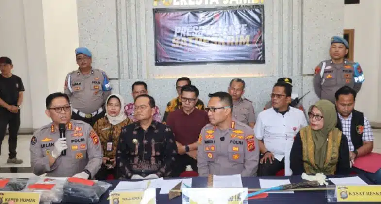 Polresta Jambi mengungkap kasus tawuran antarkelompok remaja di kawasan WTC Jambi yang menyebabkan seorang remaja berinisial MDH (16) meninggal dunia. Polisi masih memburu enam orang yang masuk daftar pencarian orang (DPO). (Foto Dok. Humas Polda Jambi)