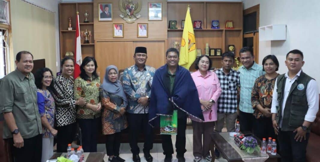 Wakil Bupati Dairi Wahyu Daniel Sagala menerima kunjungan Direktur Hilirisasi Hasil Hortikultura, Dirjen Hortikultura Kementerian Pertanian, Freddy bersama tim, di ruang kerja Wakil Bupati, Kamis (27/8/2026). (Istimewa)