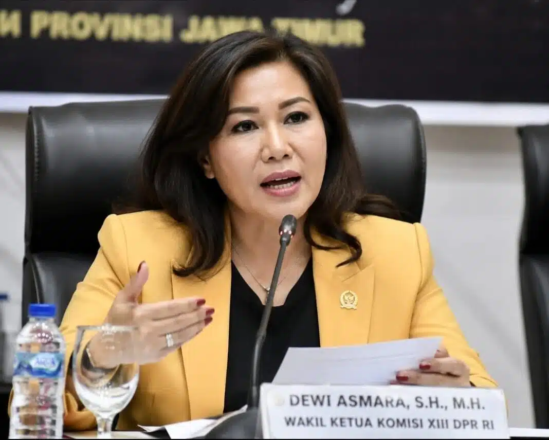 Wakil Ketua Komisi XIII DPR RI Dewi Asmara menyampaikan pentingnya perlindungan hukum yang proporsional bagi kurator dalam penyusunan RUU Profesi Kurator di Surabaya, Jawa Timur. (Foto Dok. AI)