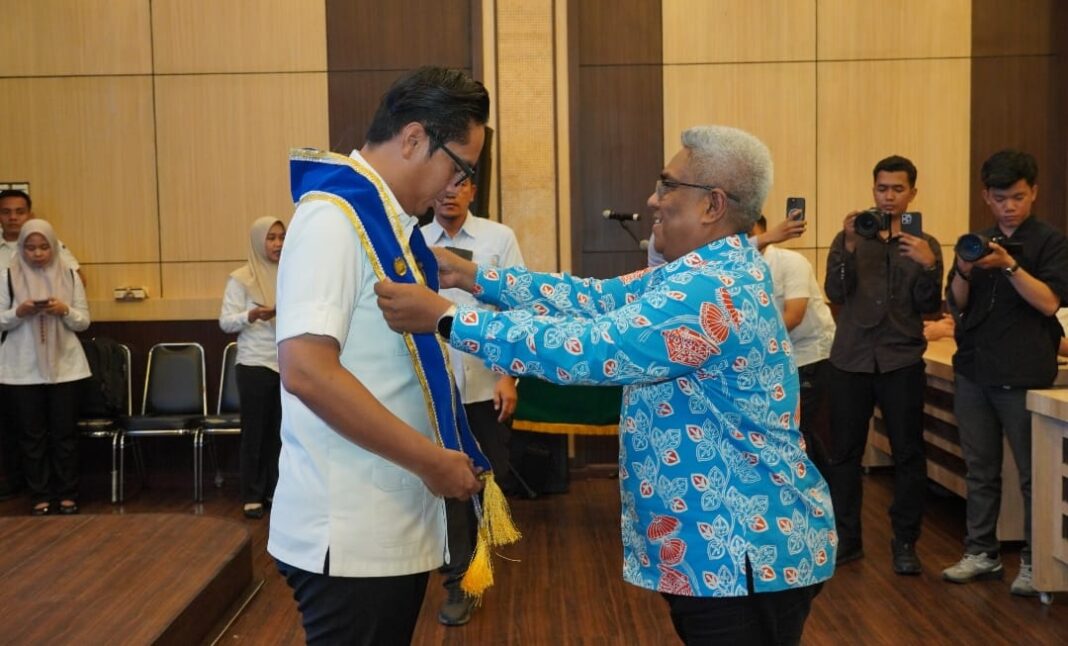 Wali Kota Medan Rico Tri Putra Bayu Waas dikukuhkan sebagai Duta Penggerak Ayah Teladan Kota Medan oleh Kepala Perwakilan BKKBN Provinsi Sumatera Utara Mahyuzar di Balai Kota Medan, Rabu (5/8/2026).