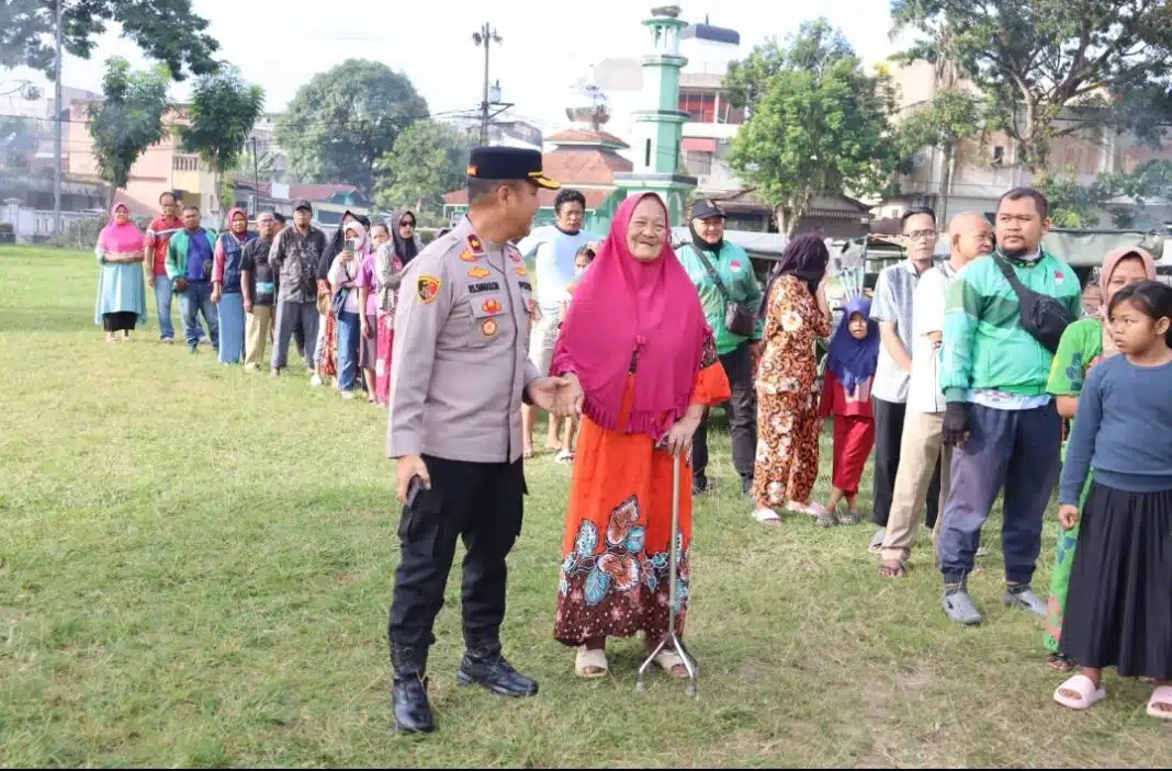Wakapolres Labuhanbatu KOMPOL P.S. Simbolon menyapa masyarakat dalam kegiatan Warung Polri Presisi Minggu ke-18 di pelataran Lapangan Ika Bina, Jalan MH. Thamrin, Rantauprapat, Jumat (7/8/2026).