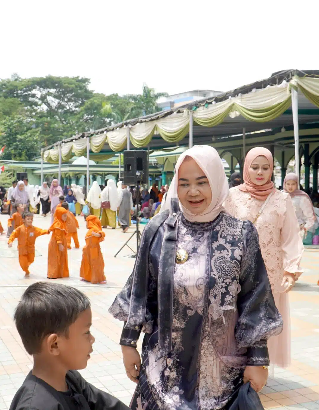 Pelaksana Tugas (Plt.) Bupati Langkat Tiorita Br. Surbakti, S.H saat menghadiri penutupan MTQ ke-7 YHA yang berlangsung di Masjid Al Musannif, Kompleks Cemara Asri, Selasa (25/8/2026). Penutupan MTQ tersebut dirangkaikan dengan Haul Haji Anif ke-5 dan dihadiri ribuan masyarakat.