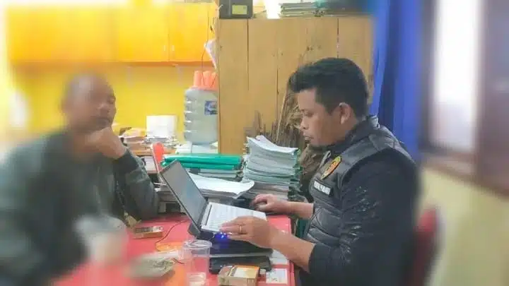 Admin grup WhatsApp Samosir Negeri Indah, Jepri Sitanggang sedang dimintai keterangan oleh penyidik Tipidter Polres Samosir. (Foto doc. Jepri Sitanggang)