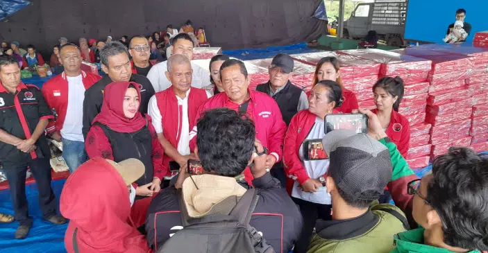 Ketua DPD PDI Perjuangan Sumatera Utara, Rapidin Simbolon, memimpin langsung penyaluran bantuan kemanusiaan untuk warga terdampak erupsi Gunung Sinabung di lokasi pengungsian Desa Sukatengah, Kecamatan Naman Teran, Kabupaten Karo, pada Kamis (3/9/2026) siang.