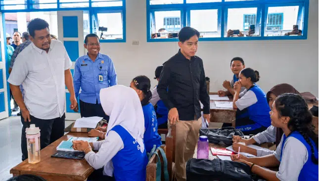 Wapres RI Gibran Rakabuming Raka didampingi Gubernur Sumut Bobby Nasution meninjau progres rehabilitasi dan rekonstruksi SMA Negeri 1 Barus, Tapanuli Tengah, Jumat (4/9/2026), yang terdampak bencana hidrometeorologi pada November 2025. (Foto Dok. Kominfo Sumut)