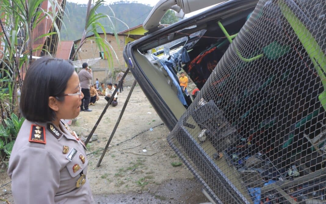 Petugas Polres Samosir bersama masyarakat mengevakuasi penumpang bus Z 7763 NE yang mengalami kecelakaan di Jalan Lintas Desa Boho, Kecamatan Sianjur Mulamula, Sabtu (19/9/2026). Sebanyak 26 penumpang mengalami luka dan mendapat perawatan di RSUD Hadrianus Sinaga Pangururan.