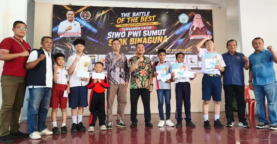 Ketua PWI Sumut H Farianda Putra Sinik bersama jajaran dan peserta saat penutupan Turnamen Catur SIWO PWI Sumut-STOK Bina Guna Medan di Aula STOK Bina Guna Medan, Sabtu (5/9/2026). Turnamen menjadi ajang pembinaan dan pencarian bibit pecatur muda potensial Kategori SMA-SMP Putra: di Sumatera Utara.