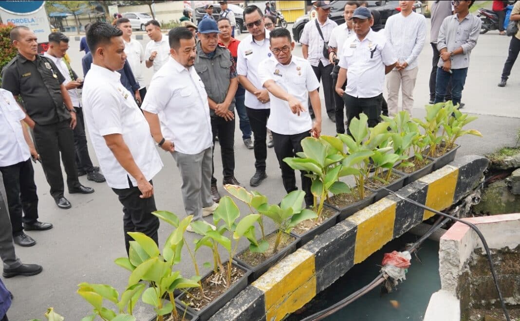 Wakil Wali Kota Medan H. Zakiyuddin Harahap meninjau kondisi drainase dan sejumlah titik rawan genangan di Kecamatan Medan Helvetia, Rabu (16/9/2026).