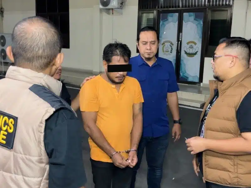 Pelaku saat diamankan Satresnarkoba Polrestabes Medan. (DETEKSI.co/Ist)
