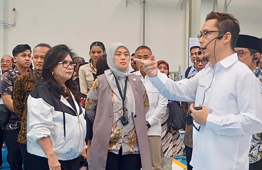 Ketua Tim Panja Komisi VII DPR RI Evita Nursanty bersama jajaran saat melakukan kunjungan kerja ke fasilitas PT Ilectra Motor Group (ALVA) di Delta Silicon Industrial Park, Lippo Cikarang, Kabupaten Bekasi, Rabu (23/9/2026). ( Foto Dok. Dwiki/sai)