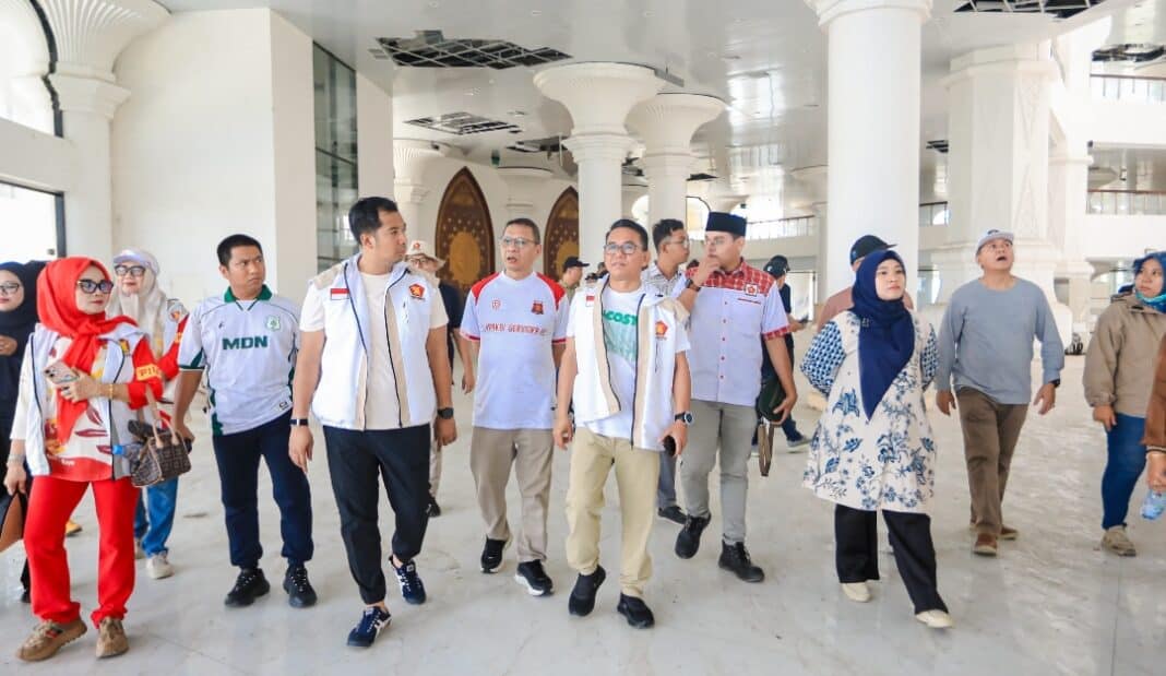 Wakil Wali Kota Medan H. Zakiyuddin Harahap memimpin kegiatan gotong royong dan pembersihan kawasan Islamic Center, Medan Labuhan, Sabtu (26/9/2026).