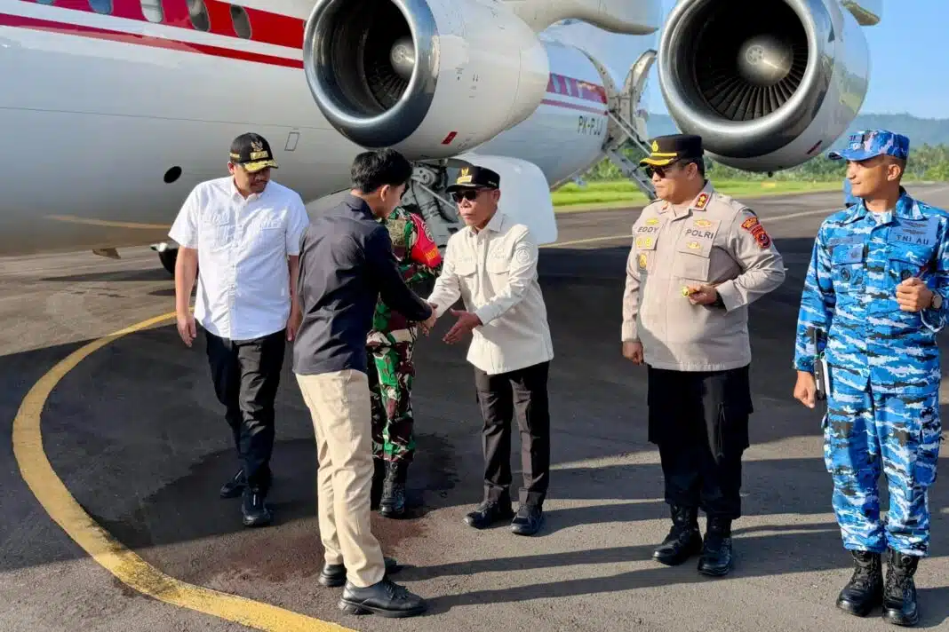 Teks foto: Wapres RI Gibran Rakabuming Raka disambut oleh Bupati Tapanuli Tengah Masinton Pasaribu dan unsur Forkopimda Tapanuli Tengah dan Sibolga. (Foto: dok. DETEKSI.com / ist).