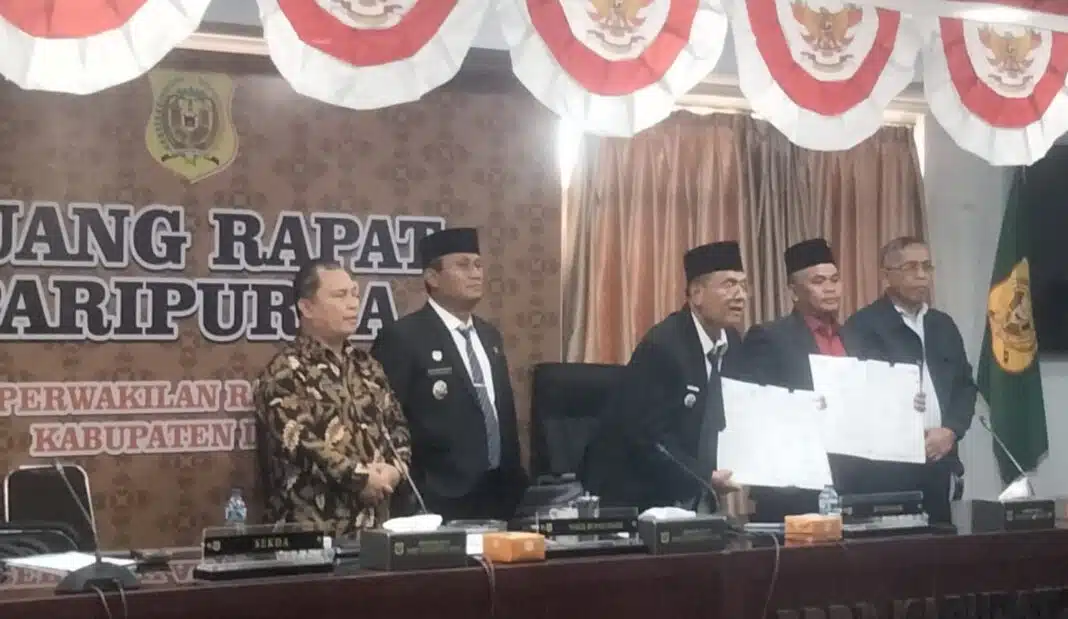 Bupati Dairi Vickner Sinaga bersama Wakil Ketua DPRD Halvensius Tondang pada penandatanganan kesepakatan perubahan KUA - PPAS, didampingi Wakil Bupati Wahyu Daniel Sagala, Sekda Surung Charles Bantjin, Sekretaris DPRD Bahagia Ginting. (DETEKSI.co /Parulian Phsp Nainggolan)