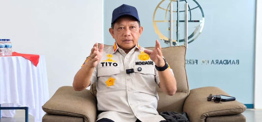 Mendagri Titi Karnavian saat diwawancarai di Ruang VVIP Bandara FL.Tobing, Kamis (10/9/2026). (Foto: DETEKSI.co / ist)