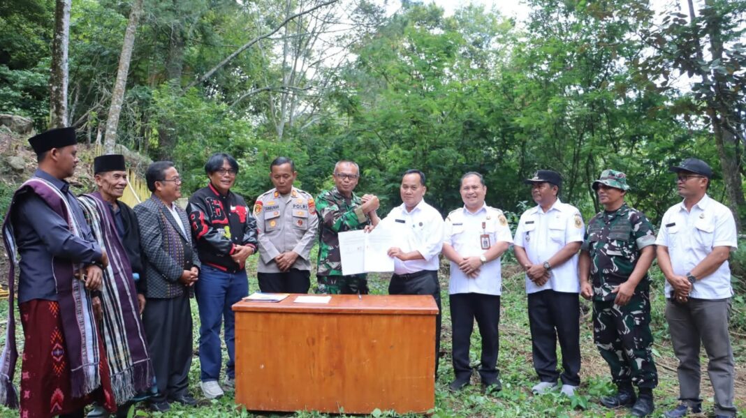 Jalan alternatif penghubung Desa Silalahi I dengan Silalahi III akan dibuka melalui Karya Bhakti TNI. Naskah kerjasama antara Pemkab dengan Kodim 0206 Dairi ditandatangani disaksikan tokoh masyarakat dan tokoh adat. (Istimewa)