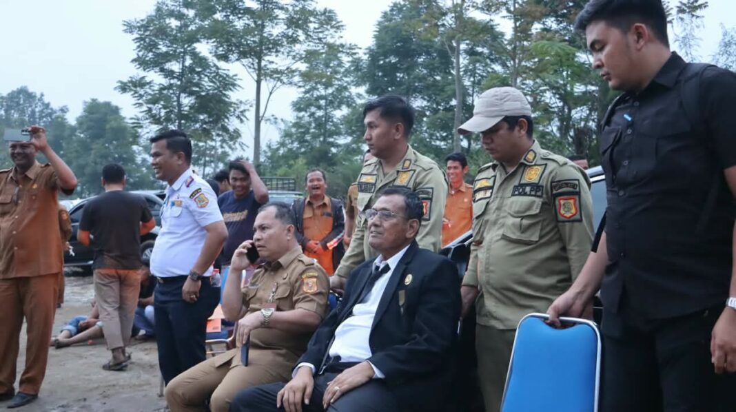 Pemkab Dairi menggelar lomba tarik tambang di kawasan jalan ringroad Huta Rakyat–Kuta Padang. Selain olahraga dan hiburan, momentum itu juga dijadikan sebagai sarana sosialisasi pengaktifan jalur ringroad khususnya untuk kenderaan bertonase berat. (Istimewa)